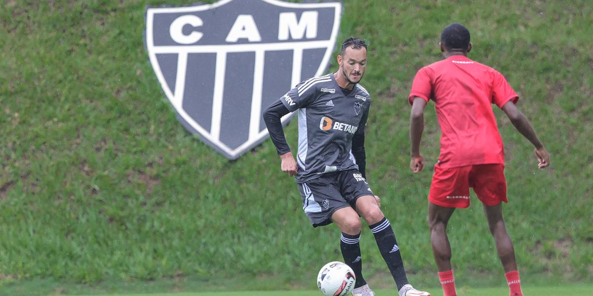 Debaixo de chuva, Atlético e Villa se enfrentaram na Cidade do Galo (Pedro Souza/Atlético)