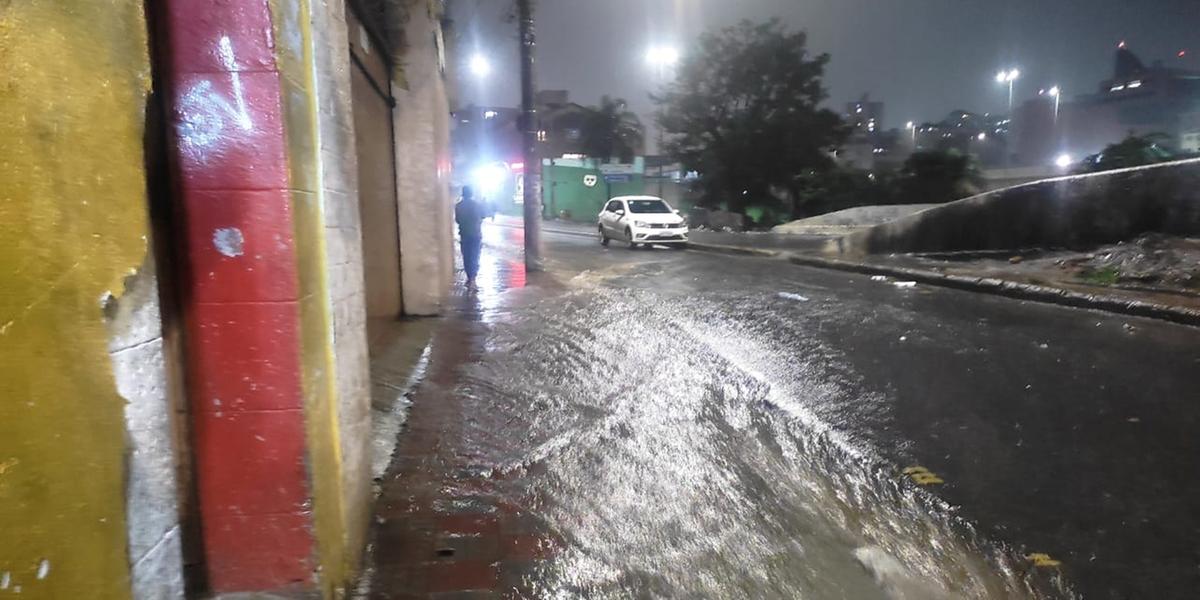 Com a chuva forte, a enxurrada cobriu a calçada desta rua, no bairro Lagoinha, na região Noroeste da Capital (Rogério Lima / Hoje em Dia)