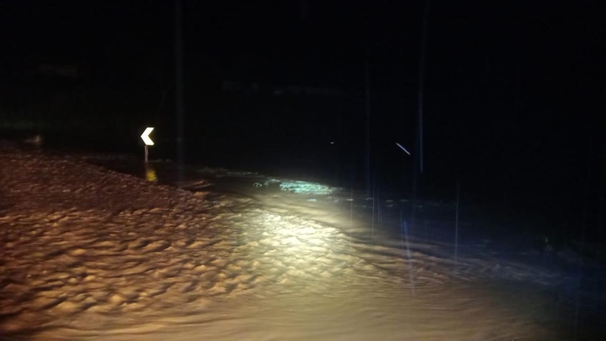 Ponte ficou submersa na rodovia MGC-265, KM 133 (Polícia Militar Rodoviária/Divulgação)