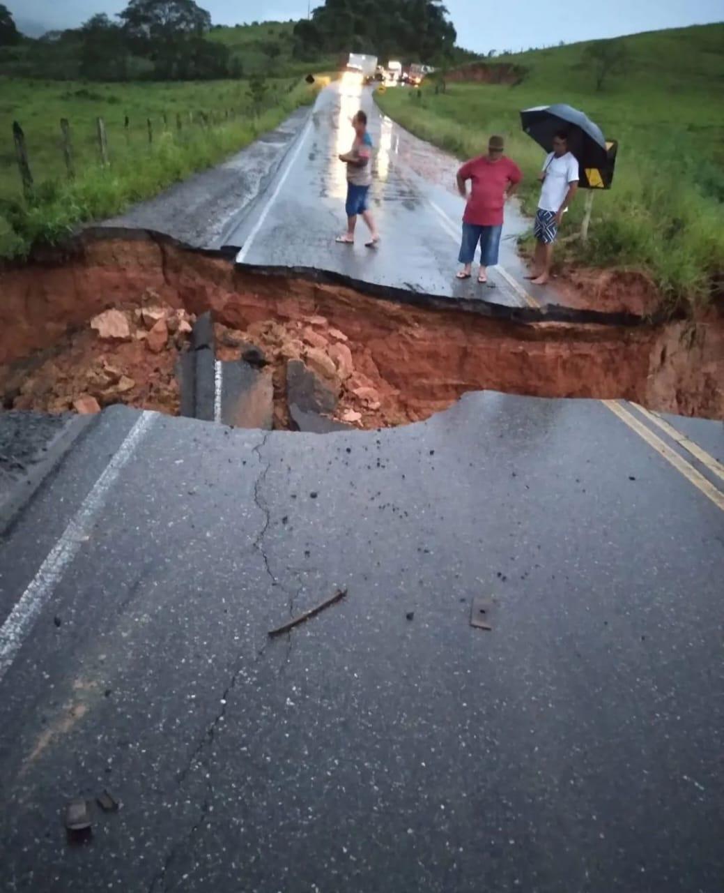 (Ponte ficou submersa na rodovia MGC-265, KM 133)