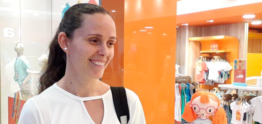 Renata deu uma “passadinha” no shopping e acabou comprando mais do que queria para aproveitar os preços (Maurício Vieira)