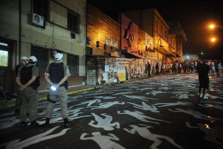 Parentes, sobreviventes e amigos fazem vigília em frente à Boate Kiss (Agência Brasil)