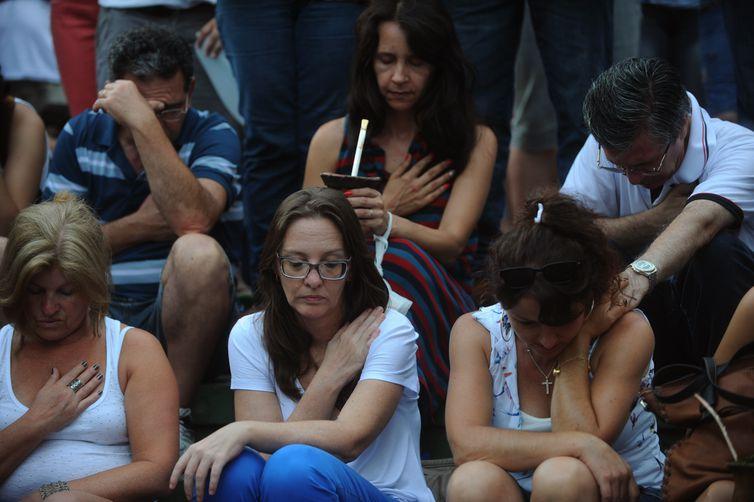 Ato ecumênico em homenagem às 242 vítimas do incêndio da Boate Kiss na Praça Saldanha Marinho, pela data de um ano da tragédia (Fernando Frazão - Agência Brasil)