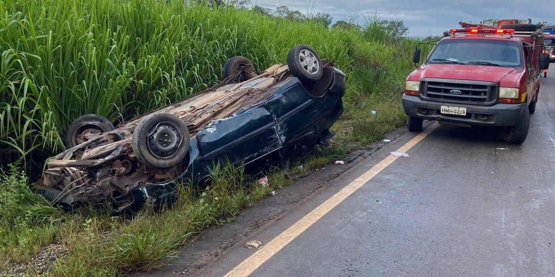 Com a força da batida, o veículo capotou para fora da pista e ficou com as rodas para cima (CBMMG)