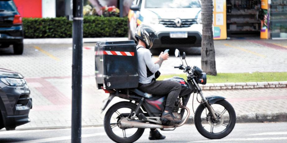 Em Belo Horizonte, não é difícil flagrar motoristas falando ao celular nas ruas e avenidas da cidade (Fernando Michel/Hoje em Dia)