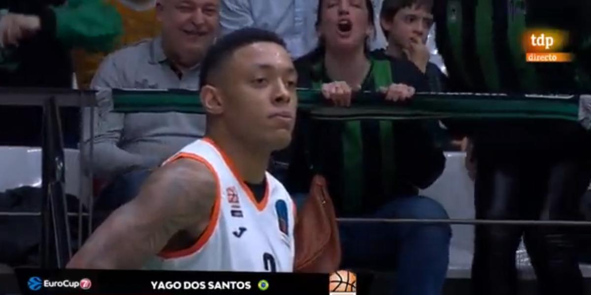 Torcedora chamou o brasileiro de "macaco" durante jogo de basquete (Reprodução)