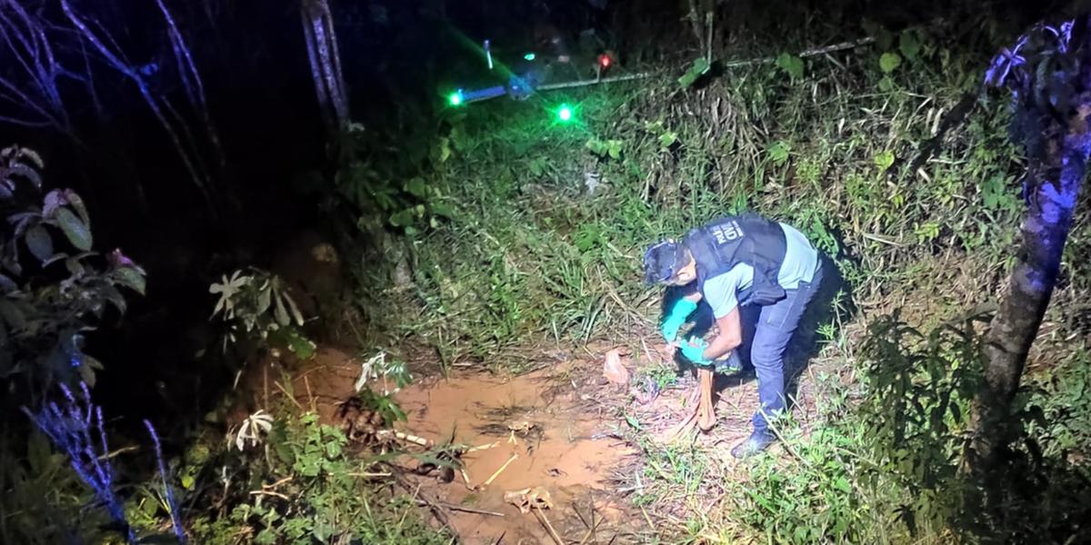 Ossada humana foi encontrada em córrego no município de Tocantins na Zona da Mata e pode ser de mulher trans desaparecida (Polícia Civil / Divulgação)