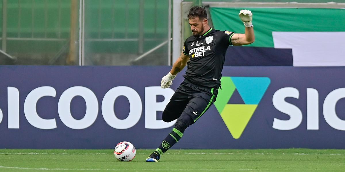 Goleiro pediu mais atenção em alguns momentos da partida (Mourão Panda/América)