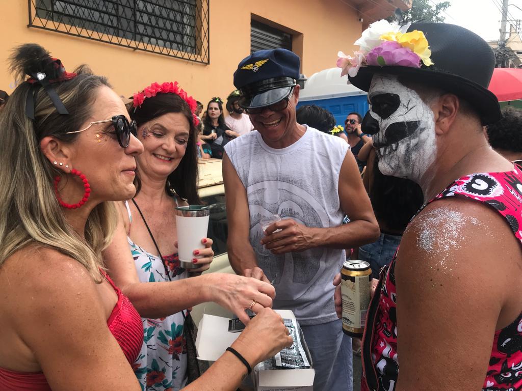 Distribuição de preservativos no pré-carnaval da capital. (Valéria Marques / Hoje em Dia)