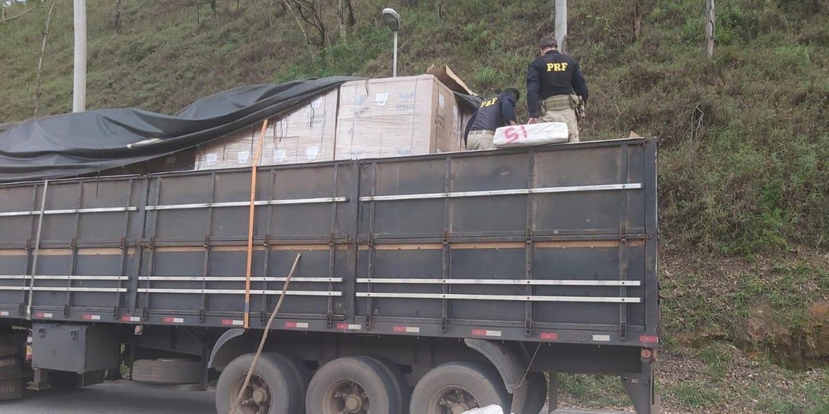 Quase duas toneladas de maconha distribuídas em fardos de 30 Kg estavam escondidas na carga da carreta (PRF / Divulgação)