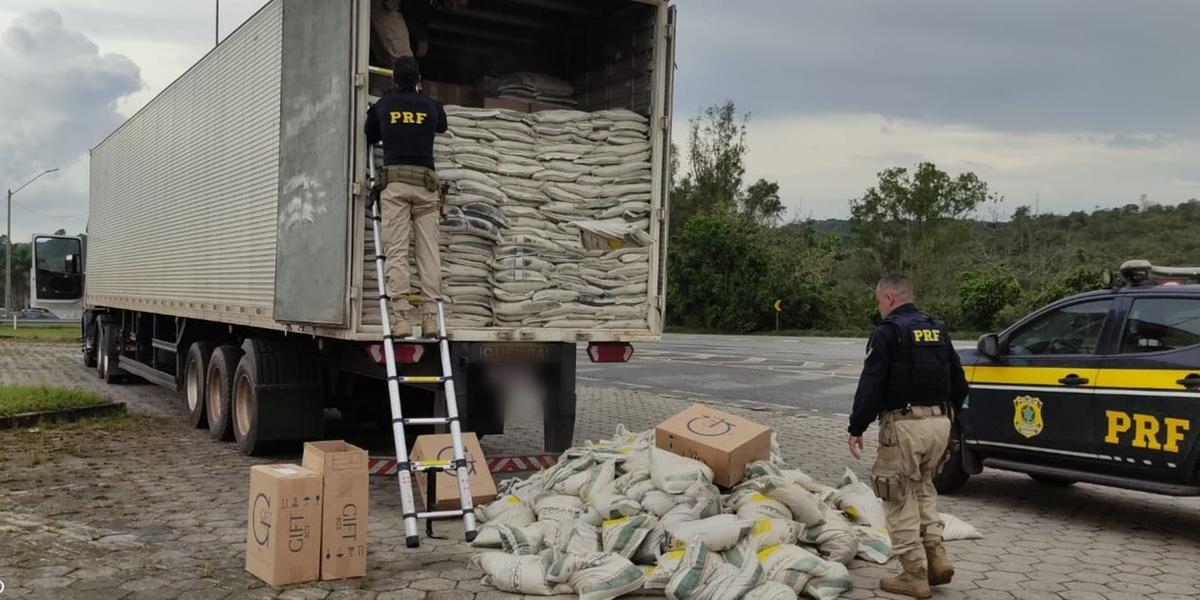 Carga de 600 mil maços de cigarros estava escondida entre sacos de ração (PRF / Divulgação)