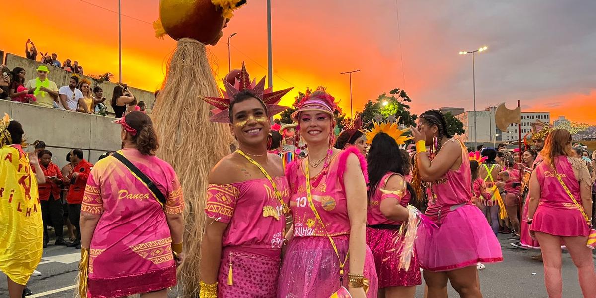 Milhares de pessoas aguardam na concentração do "Então, Brilha!" (Raíssa Oliveira/Hoje em Dia)