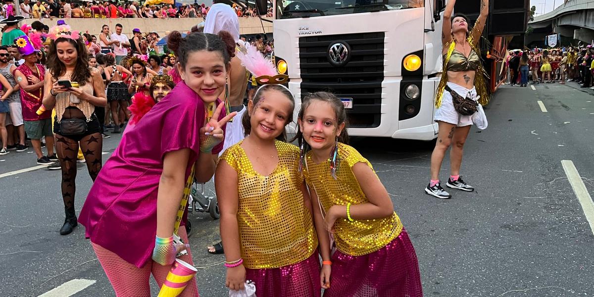 Carnaval para todas as idades: crianças na concentração do "Então, Brilha!". Na foto, Sophie, Bianca e Estela (Raíssa Oliveira/Hoje em Dia)