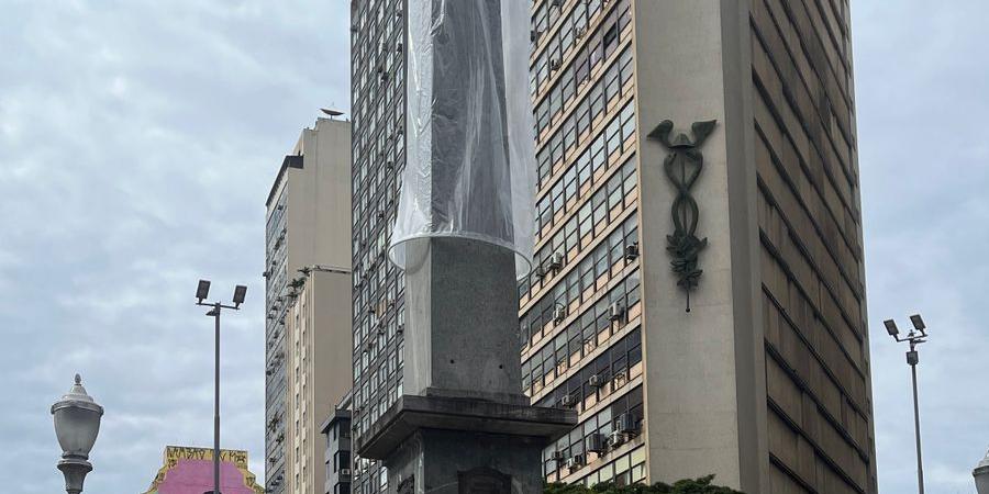 Pirulito da Praça 7 ganhou uma "camisinha" gigante (Raíssa Oliveira/Hoje em Dia)