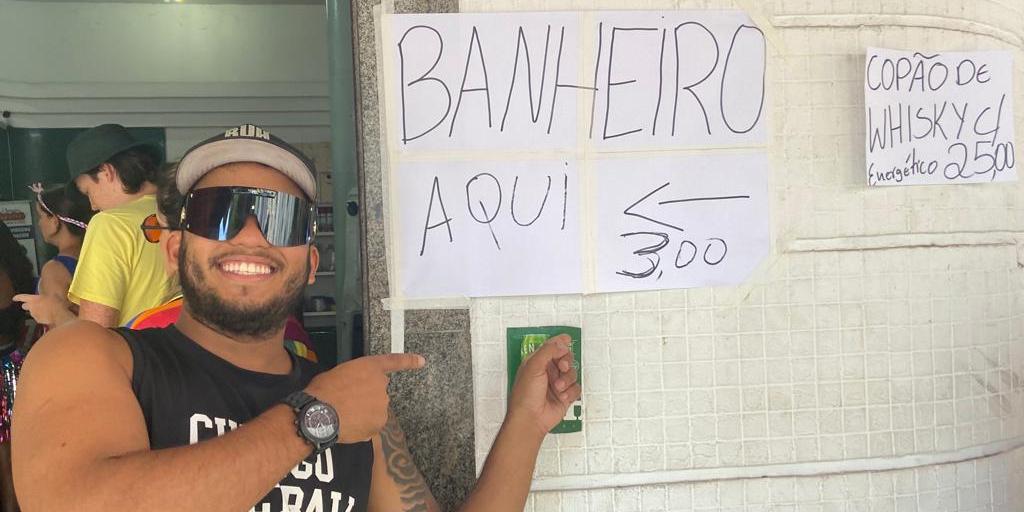 Comerciantes sempre aproveitam os desfiles dos blocos de rua em BH para faturar com aluguel de banheiro (Fernando Michel / Hoje em Dia)