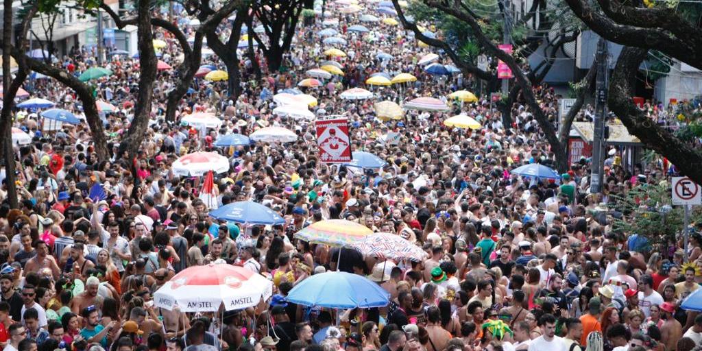 Bloco da Calixto agita foliões na região da Savassi, em BH (Fernando Michel / Hoje em Dia)