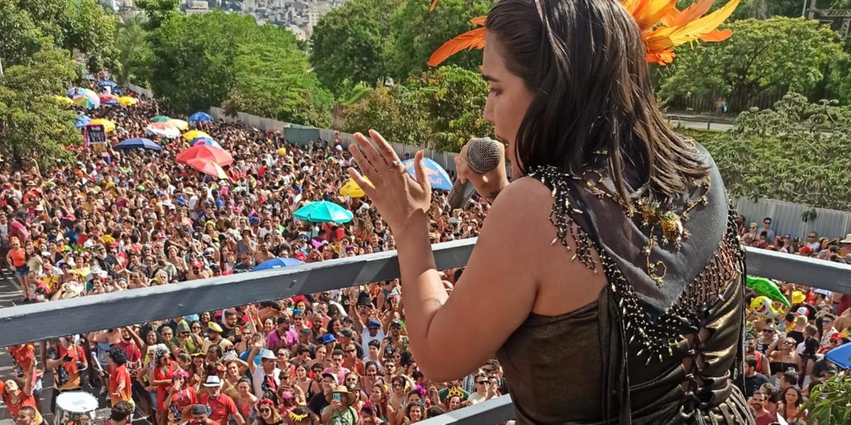 Vannick Belchior agitou os foliões de BH cantando no bloco Volta Belchior, que homenageia o pai dela (Raquel Gontijo / Hoje em Dia)