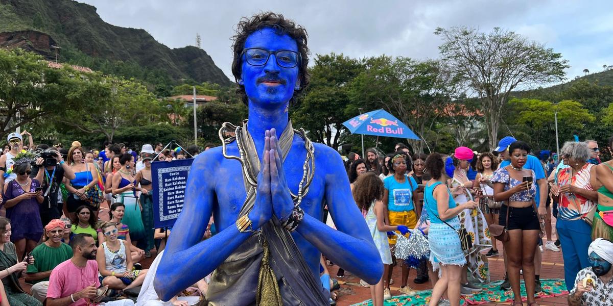 Bloco Pena de Pavão de Krishna faz desfile espiritual em comunidade mineira