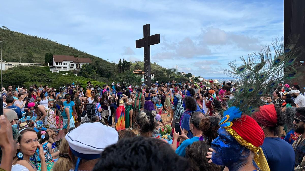 Bloco Pena de Pavão de Krishna faz desfile espiritual em comunidade mineira