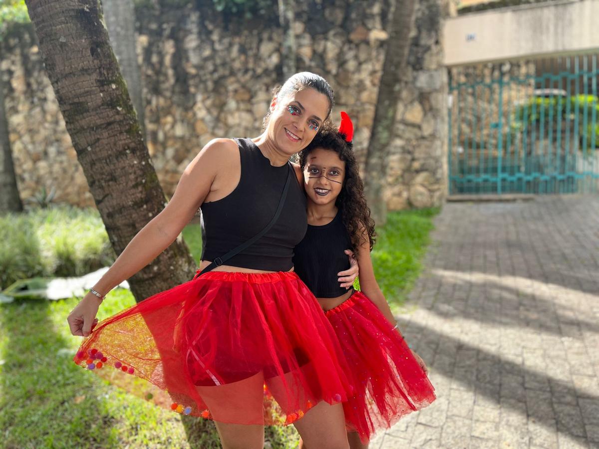 Alice Lamounier e a filha Lia foram juntas para o desfile do Pena de Pavão (Raíssa Oliveira / Hoje em Dia)