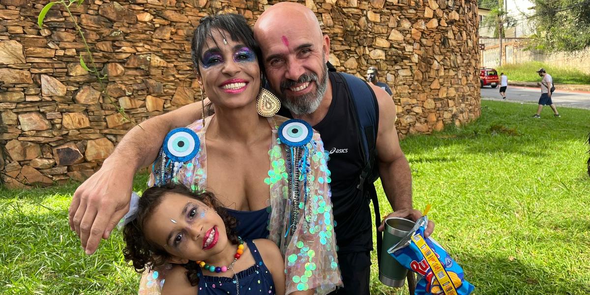 Ana Carolina, Alicio e Helena decidiram aproveitar o Carnaval de rua de BH em família (Raíssa Oliveira / Hoje em Dia)