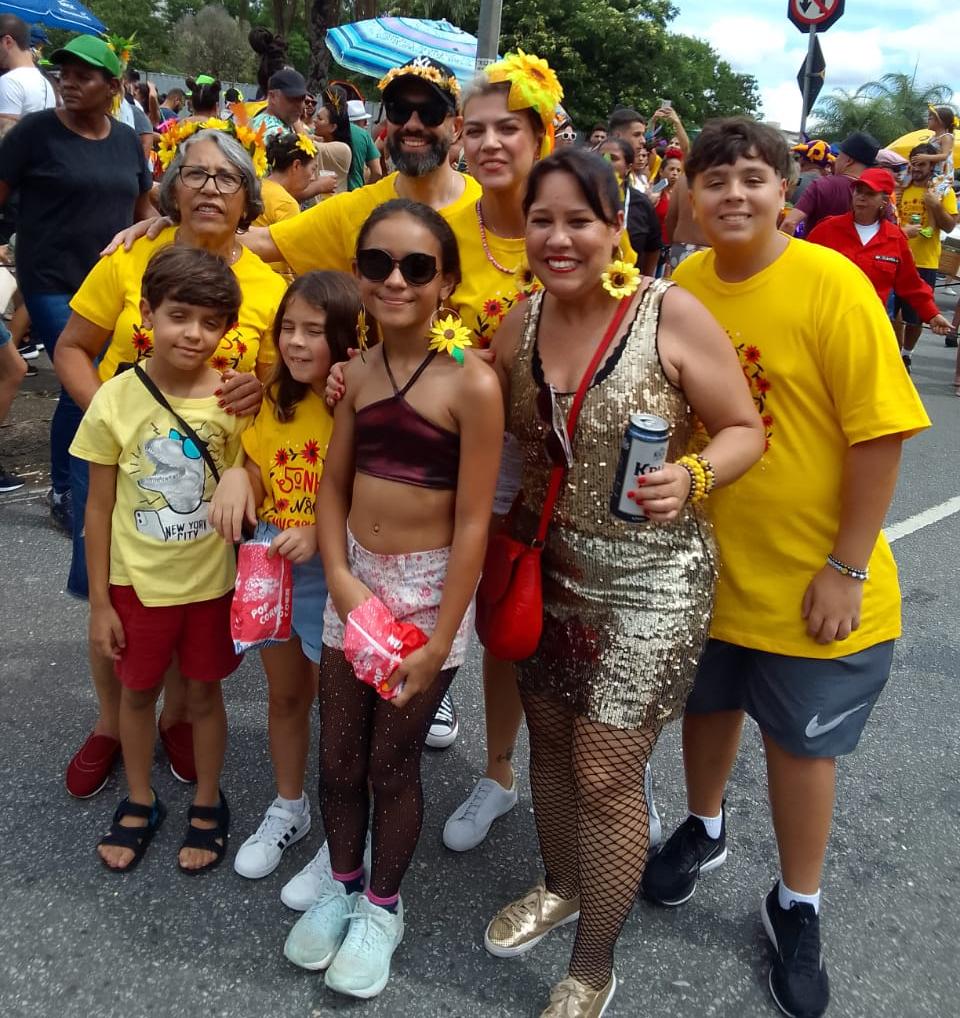 Telsa Fonseca levou a família para acompanhar o Bloco da Esquina (Hermano Chiodi / Hoje em Dia)