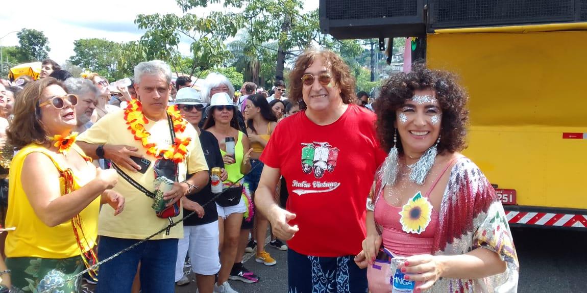 Toninho Horta é tietado por foliões no Bloco da Esquina (Hermano Chiodi / Hoje em Dia)