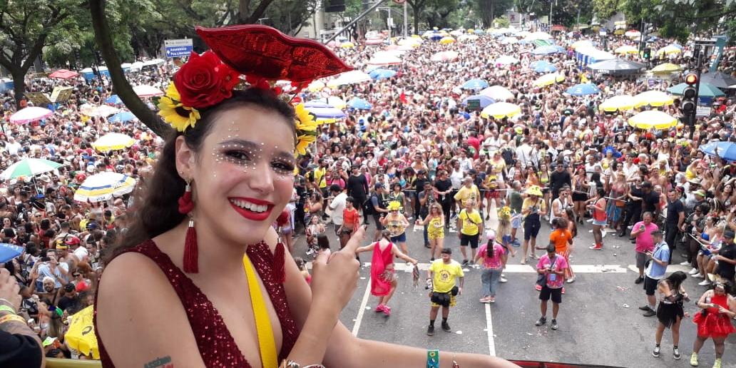 Maria Sabrina, filha do saudoso cantor Wando, celebra o pai no bloco Beiço do Wando, em BH (Maurício Vieira / Hoje em Dia)