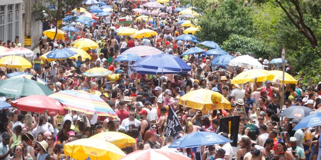 A cada sombrinha, um vendedor ambulante: expectativa de bom faturamento durante o Carnaval (Fernando Michel/Hoje em Dia)