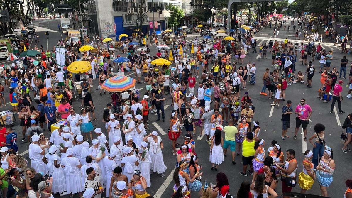 Público começa a se reunir para assistir ao cortejo do Baianas Ozadas (Raíssa Oliveira/ Hoje em dia)