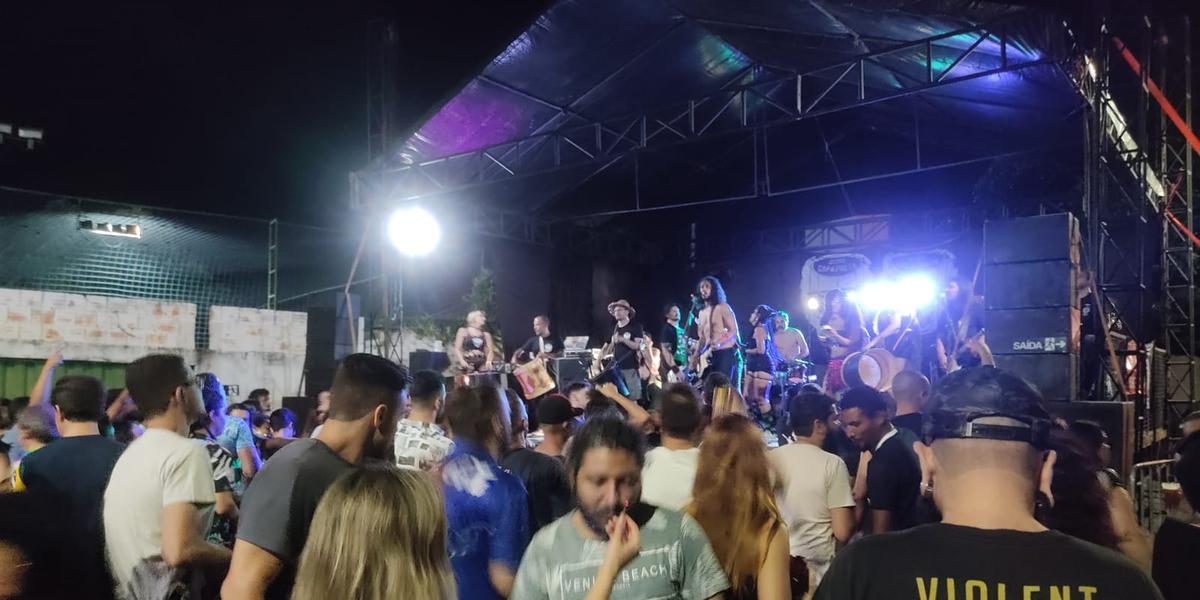 Bloco Capa Preta fez a alegria dos foliões na noite de domingo (Larissa Durães / O Norte)