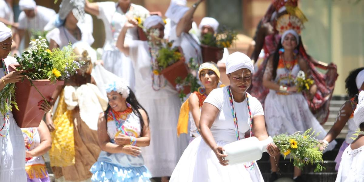 Mulheres lavaram a escadaria da igreja São José, no Centro de BH (Maurício Vieira)