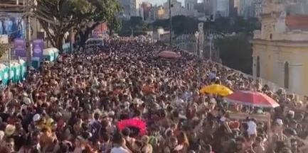 TS Party BR arrastou uma multidão ao lado dos blocos Eleganza e Sensualiza na rua Sapucaí (Reprodução/Redes Sociais)