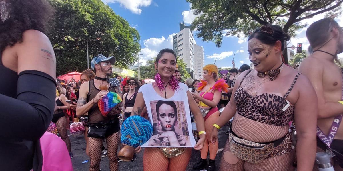 Bloco Garotas Solteiras todos os anos homenageia uma artista e, desta vez, a escolhida foi a diva Rihanna (Rodrigo Oliveira / Hoje em Dia)