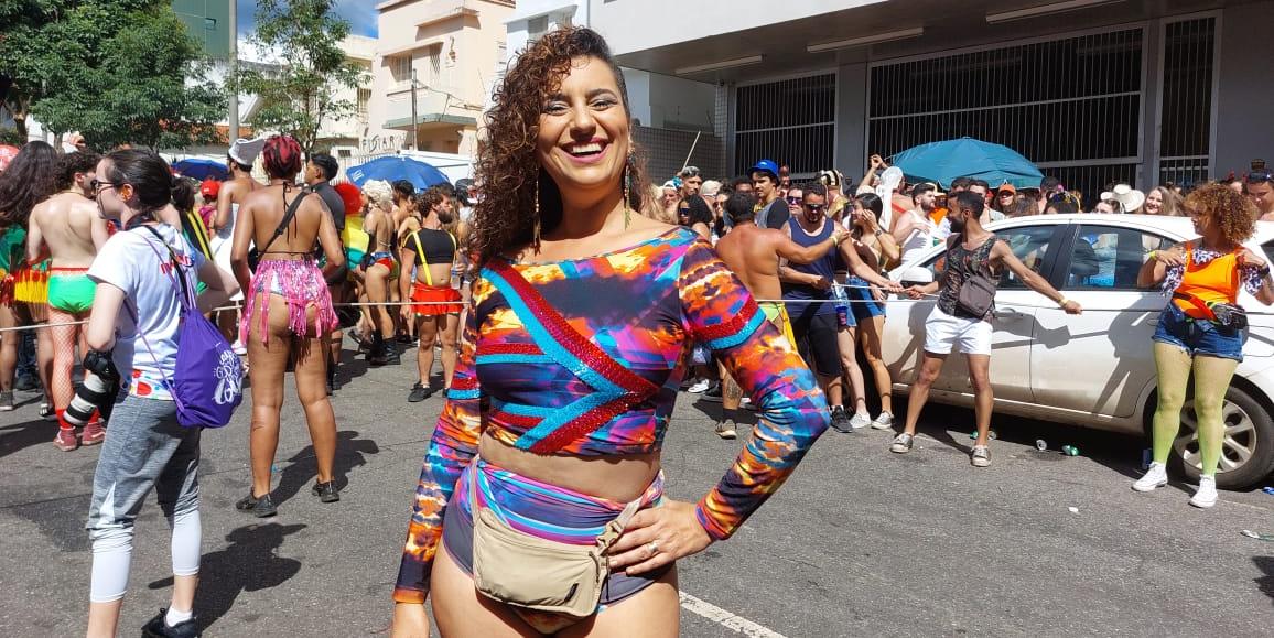 A sambista Aline Calixto fez participação especial do cortejo do Garotas Solteiras: 'Arte também é política' (Rodrigo Oliveira / Hoje em Dia)