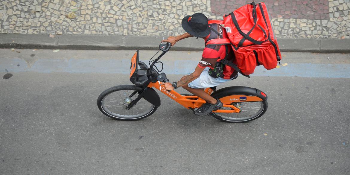 País possui 1,7 milhão de pessoas atuando no setor, número que cresceu 13,3% em um ano: atividade é saída para gerar renda, mas sem proteção social (Tomaz Silva/Agência Brasil)