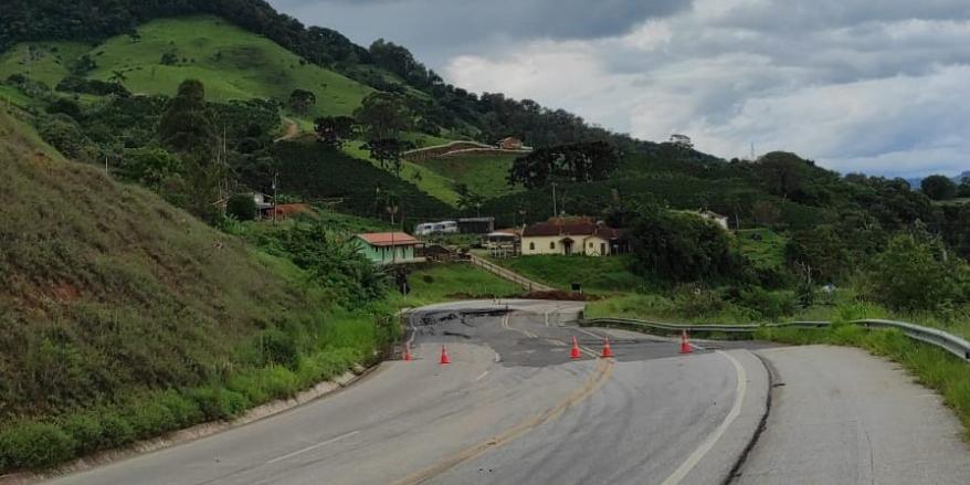 No trecho de Senador José Bento, a BR-459 está interditada no km 66 desde 20 de janeiro devido a rachaduras e desvios na rodovia. (Reprodução/Twitter)