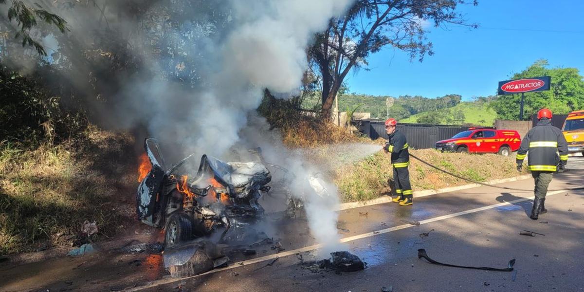 Após a batida contra a carreta, o veículo de passeio pegou fogo (Corpo de Bombeiros/Divulgação)