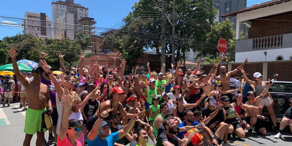 O grupo de corredores Calma Clima faz maratona no Carnaval de rua de BH (Alecsander Heinrick / Hoje em Dia)