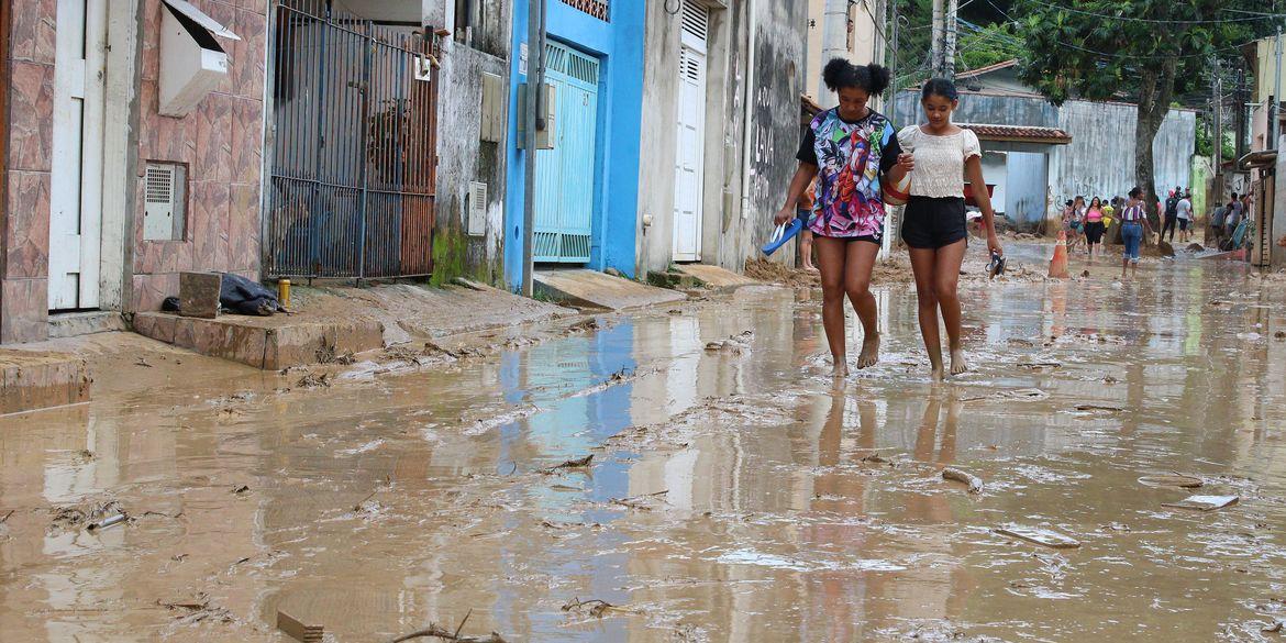 Força-tarefa que busca desaparecidos em São Sebastião, no litoral norte paulista, vai concentrar os trabalhos na Barra do Sahy (Rovena Rosa/Agência Brasil)