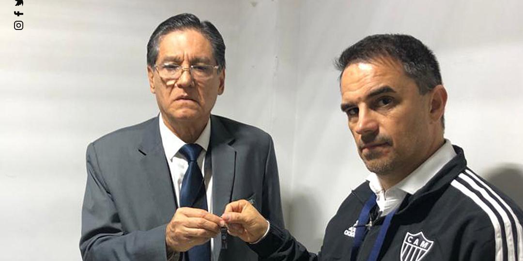 Diretor do Atlético, Rodrigo Caetano registrou o ocorrido com o delegado da partida (Divulgação/Atlético)