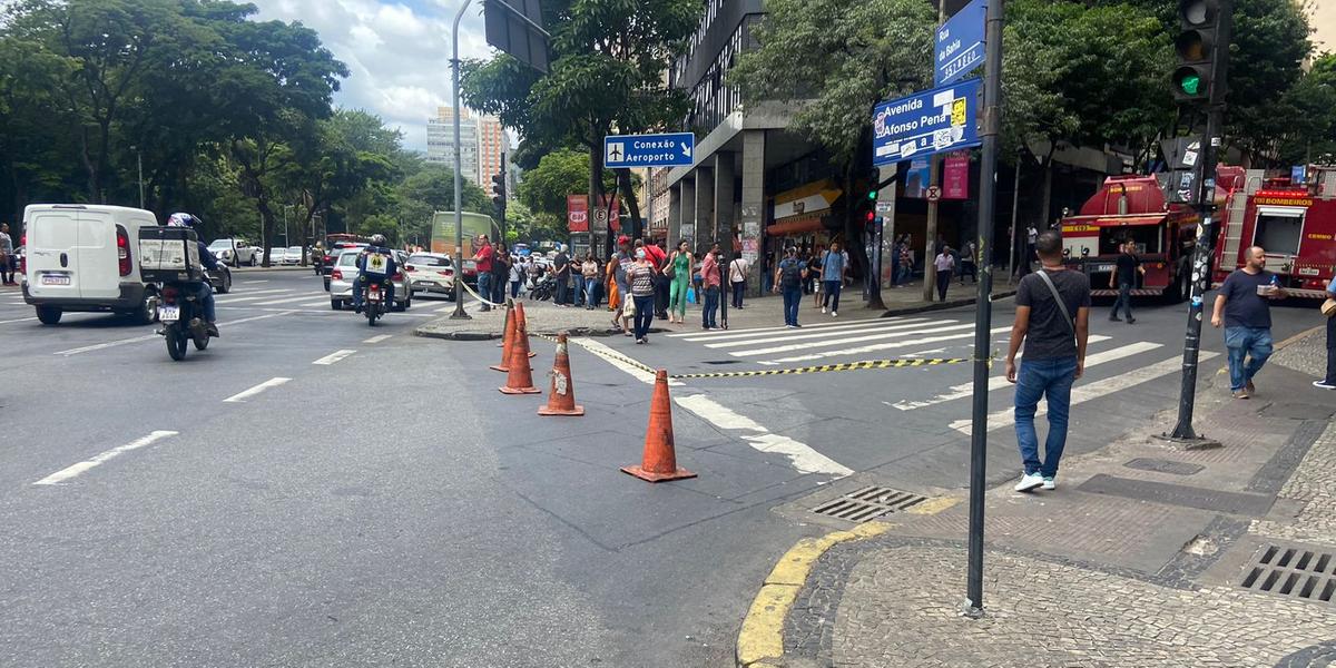 Rua da Bahia, na esquina com avenida Afonso Pena, está fechada (Pedro Faria)