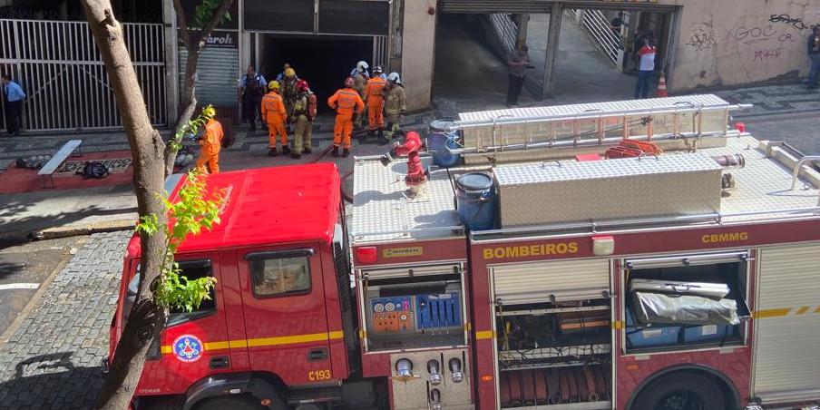 Militares do Corpo de Bombeiros atuam no combate às chamas no Othon Palace (Fernando Michel)