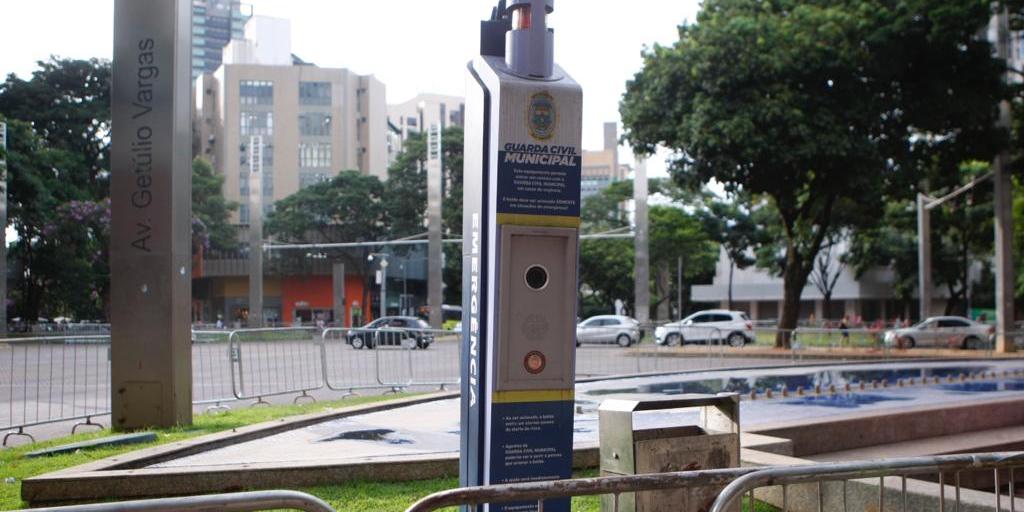 Estrutura "misteriosa" chama a atenção de quem passa pela Praça da Savassi, em BH (Fernando Michel / Hoje em Dia)