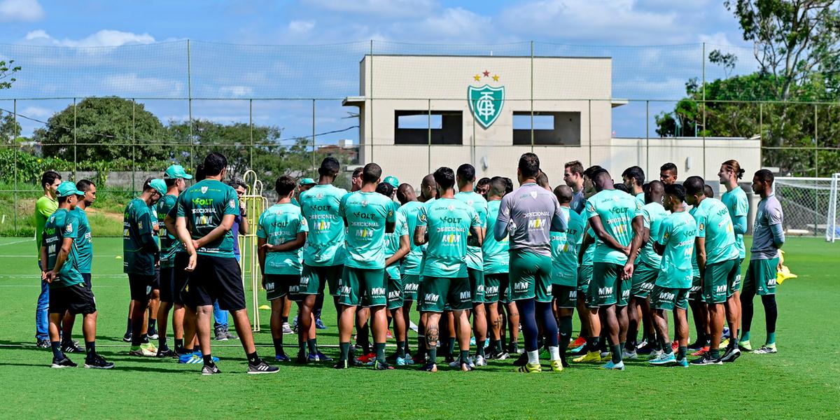 Jogadores treinaram e viajaram no domingo (26) (Mourão Panda/América)