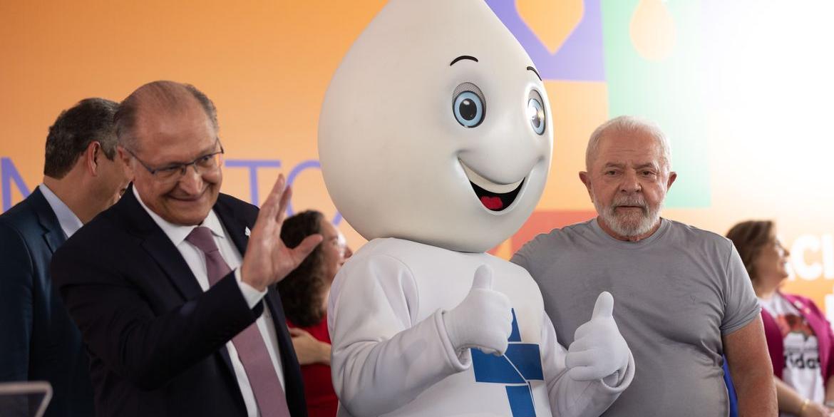 Geraldo Alckmin, Zé Gotinha e Lula no lançamento da campanha "Movimento Nacional pela Vacinação" (Fabio Rodrigues-Pozzebom / Agência Brasil / Divulgação)