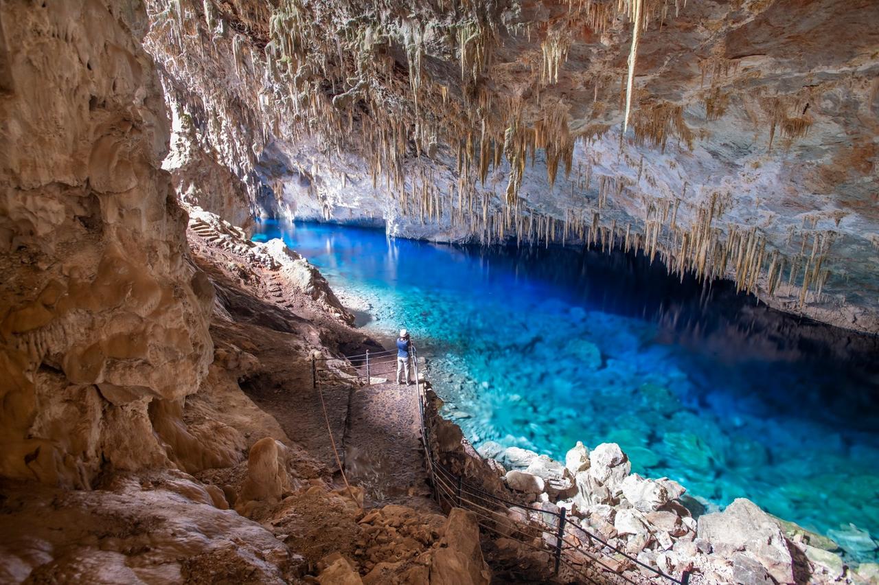 Paisagem natural pixelada com homem das cavernas perto de bônus de