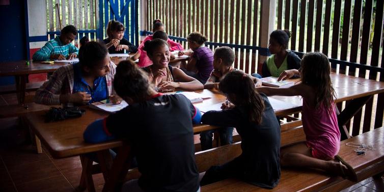 Colniza, MT, Brasil: Crianças na escola da comunidade de ribeirinhos de São Lourenço (Marcelo Camargo/Agência Brasil)