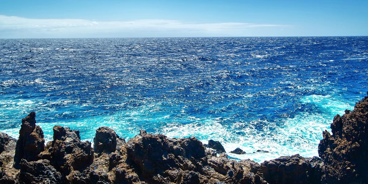 Temperaturas mais baixas do que o normal no Oceano Pacífico tropical caracterizam o La Niña (Halayalex/Freepik)