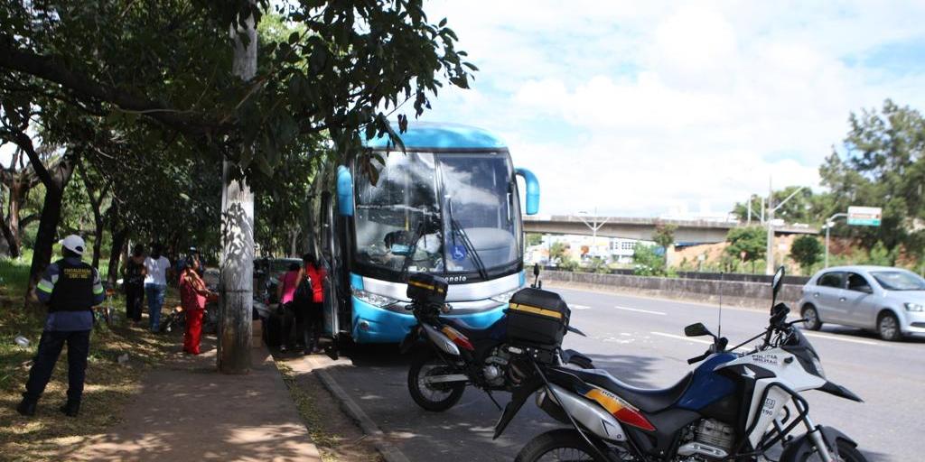 Policiais encontraram duas motos com chassis adulterados dentro de um ônibus irregular em BH (Valéria Marques / Hoje em Dia)